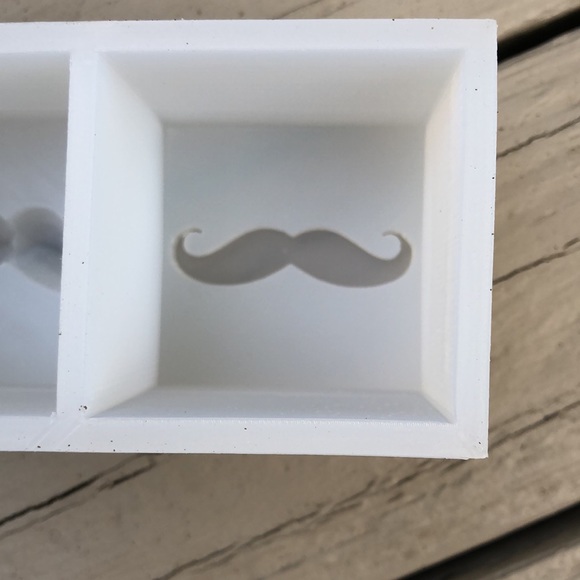 New Honest Ice silicone mustache ice cube mold / tray - Picture 10 of 13